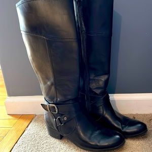 Women’s tall black boots with bucket accent